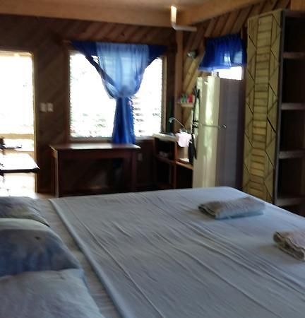 Apartments Chez Milady Utila Exteriör bild