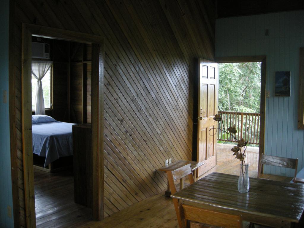 Apartments Chez Milady Utila Exteriör bild