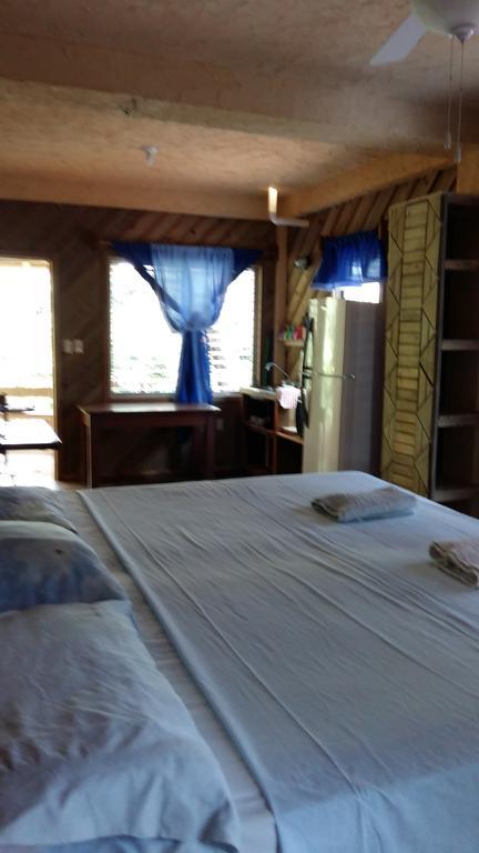 Apartments Chez Milady Utila Exteriör bild