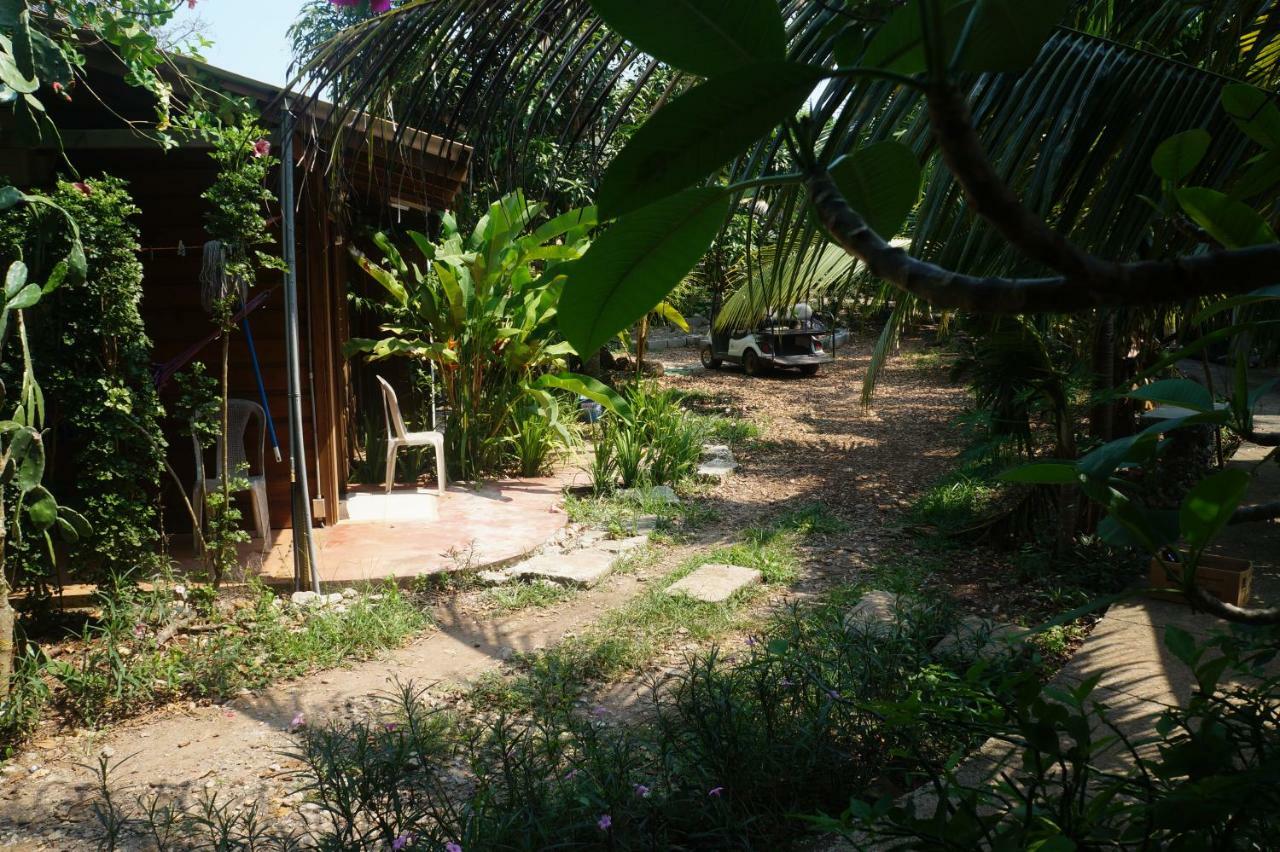 Apartments Chez Milady Utila Exteriör bild