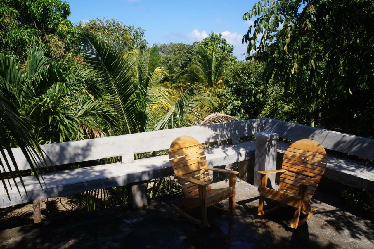 Apartments Chez Milady Utila Exteriör bild